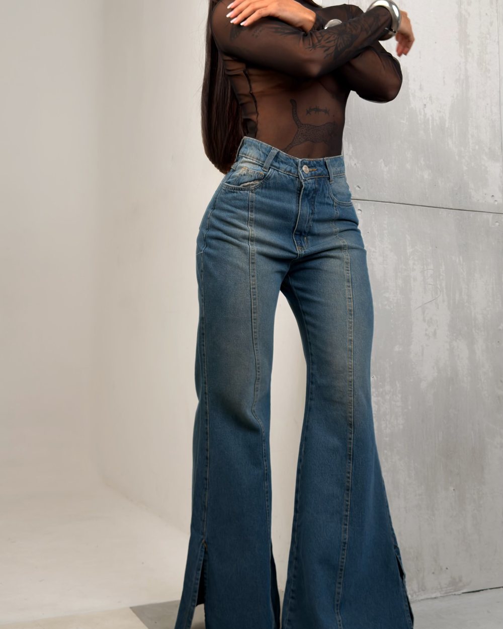 Detalhe da calça flare jeans da Duo