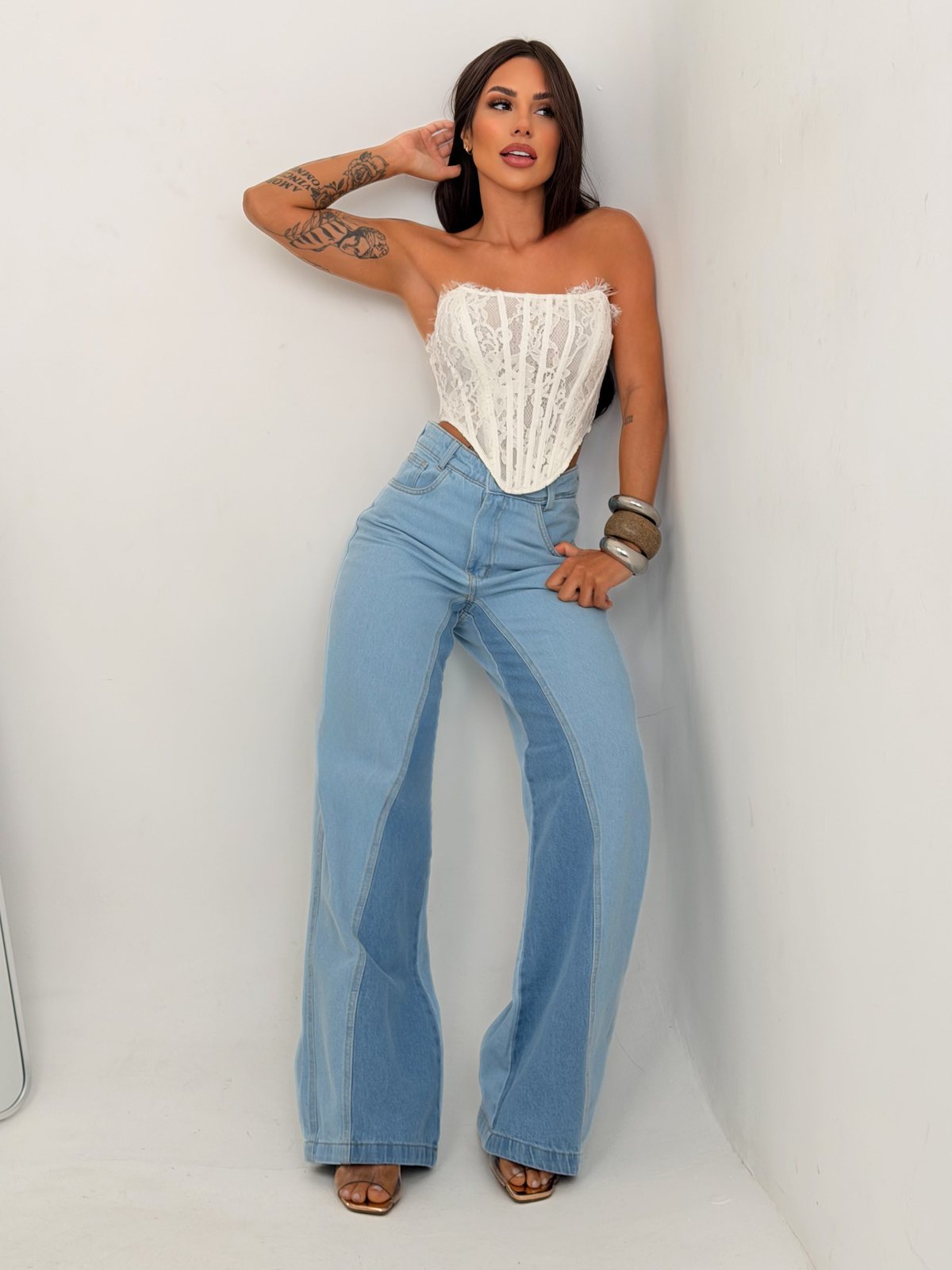 Modelo vestindo jeans Duo