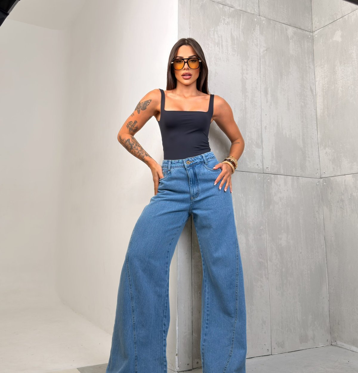 Modelo vestindo calça jeans wide leg da Duo Jeans